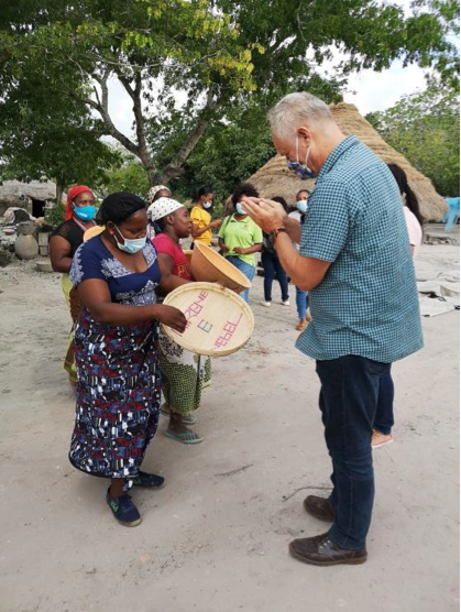 Evert tijdens een vorming rond schone energie en gender in Gazaprovincie in Mozambique.